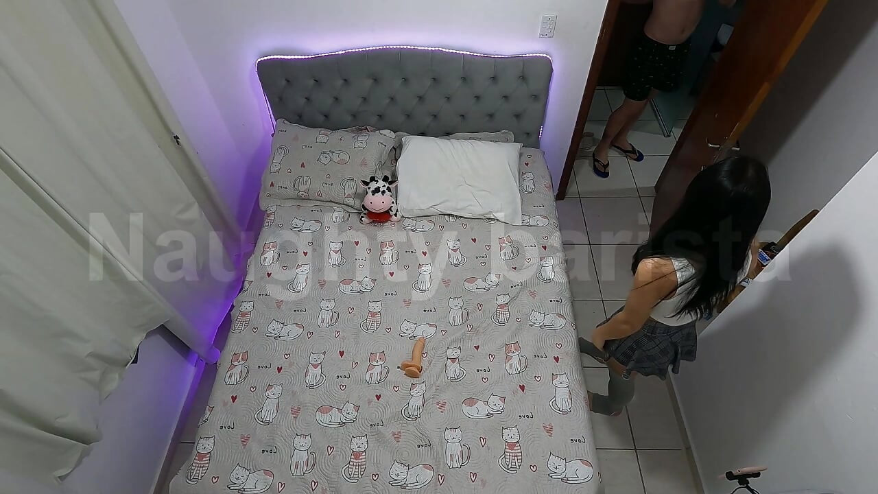 Uhvatio sam svoju djevojku s malom igračkom na krevetu i morao sam joj pokazati svoju