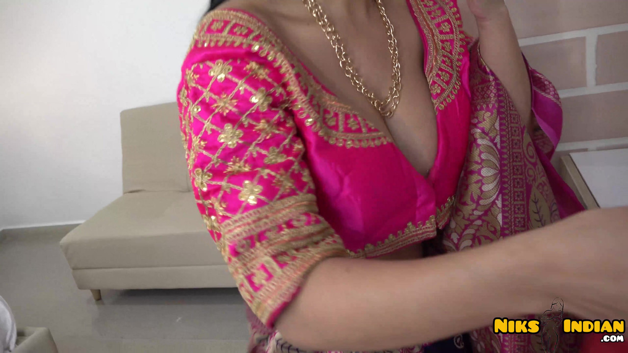 印度巨乳熟女脱下纱丽服并做爱