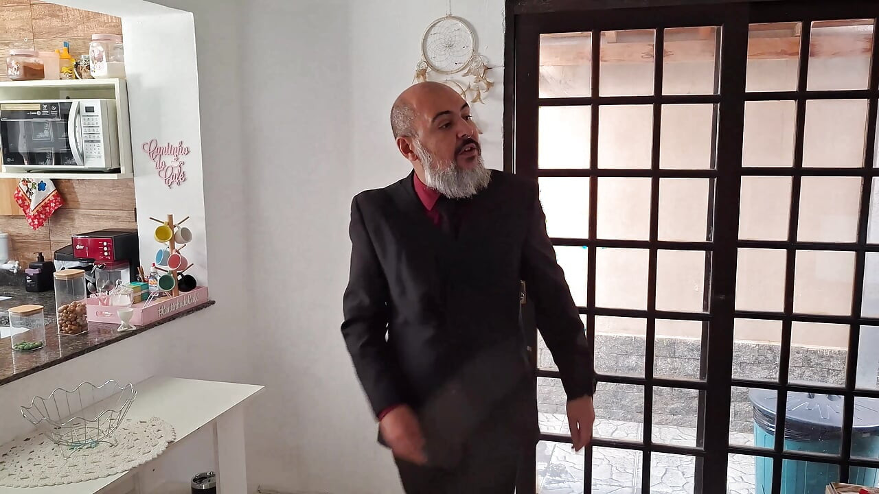 A esposa faz um striptease e ambos ficam nus para que ela possa dar um boquete ao marido.