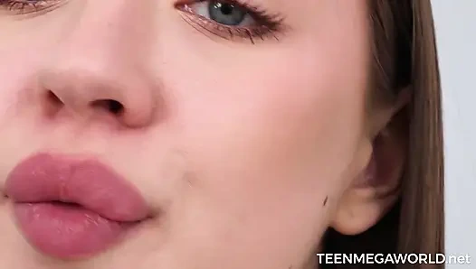 Милашка в зеркале - Трейлер