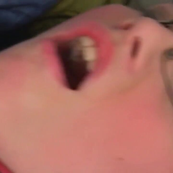 O mamă sexy brunetă ejaculează tare de la un orgasm intens cu degetul
