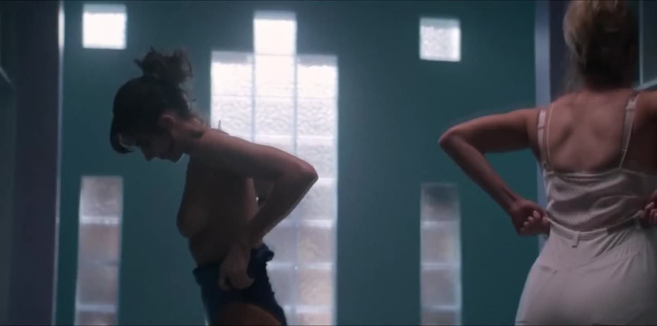 Alison brie - &#39;glow&#39; s1e01 (ses yok, soyunuyor)