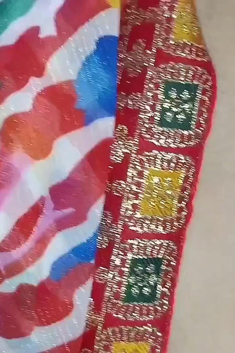 Yenge odayı temizliyor, üvey erkek kardeş onu sikiyor