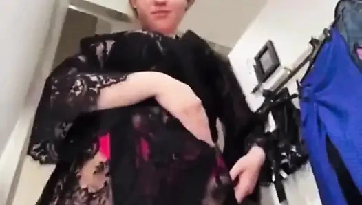 Экстремальный трах пальцами киски крупным планом в примерочной