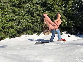 Konny e blyde fazendo sexo em uma floresta de inverno com neve em público. quase foi pego!