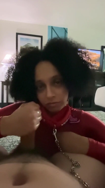 Leena Rayz - Otrokyňě s drobnýma a pěknýma rukama hladí lesklý bílý pták | Klip 1