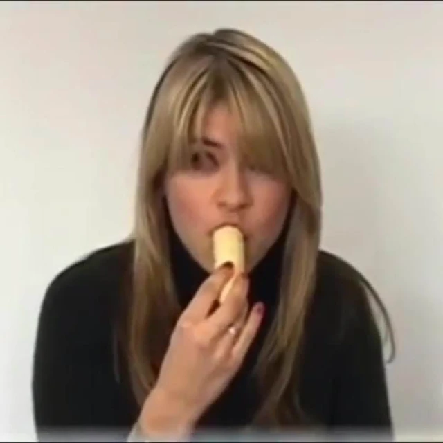 HOLLY WILLOUGHBY DEEPTHROATS BANANA