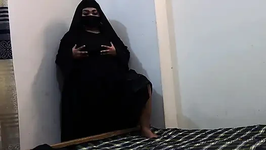 Супер горячая девушка с большими бедрами и грудями