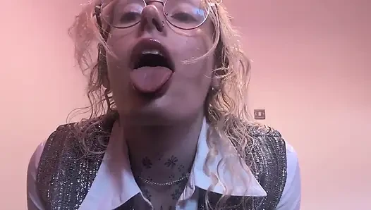Sexy Realtor Desperate to Make the Sale