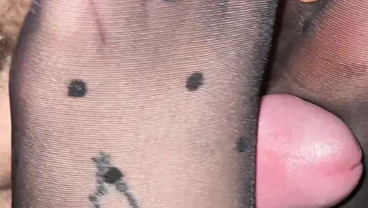 Yeni bir pedikürle övünüyor