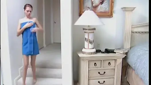 Junge rothaarige wird im schlafzimmer nach dem duschen gefickt