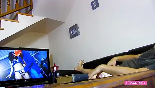 Hardcore-szene mit einer geilen brünette in einem dreier