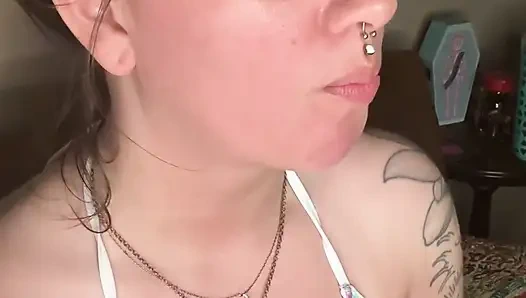 Cewek sange ini lagi asik merokok pakai bikini