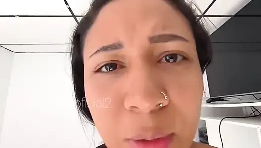 Aku ketemu sama pria mungil di halaman rumahku