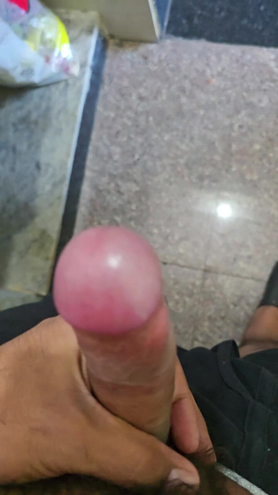 Bermain foreskin zakar dan mahu menunjukkan bagaimana batang itu