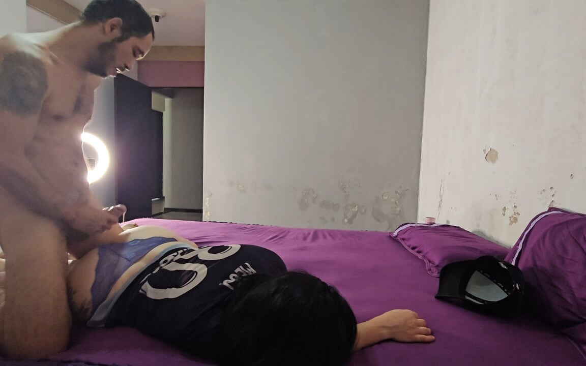경기장에 흥분한 유부녀 아마추어가 후장에 사정하는 아마추어 섹스를 선사합니다.