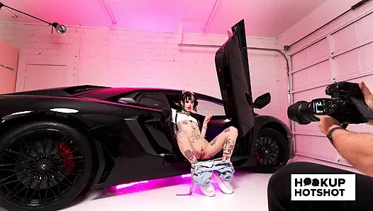 BTS - кукла CC показывает свое татуированное тело в городском наряде!