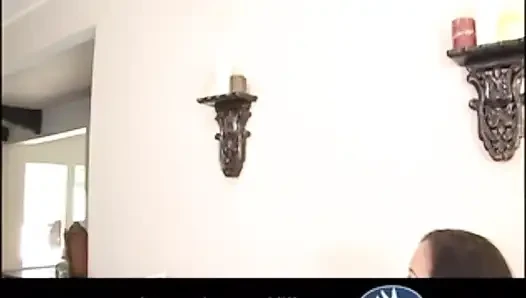Angel Caliente büyük götüyle kanepede sikişiyor