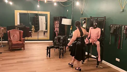 Lateks dommes bağlı kölenin götünü geniş açıyor