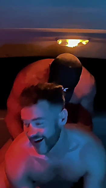 義理の兄が両親の家の車の中で私を抱く | クリップ 1