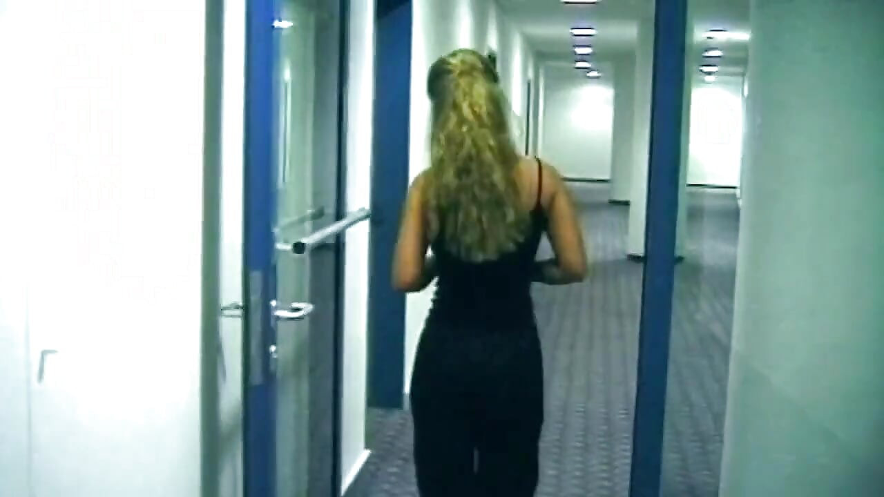 Rubia con grandes tetas monta polla dura vaquera