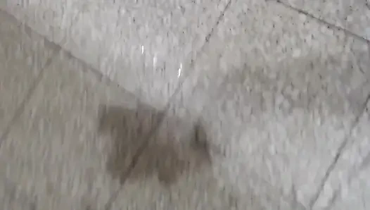 Pantyhose dan mentimun di pantat sambil menyemprotkan