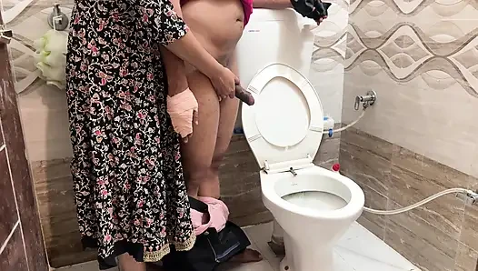 Üvey anne yaralı üvey oğlunun onu yıkamasına ve baştan çıkarmasına yardım ediyor. Sonunda sikilmeden önce yarağını emiyor