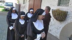 Nonne liebt es, im Freien zu ficken