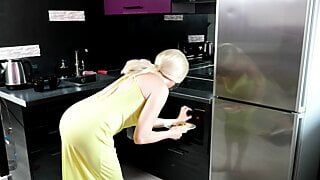 Une blonde à forte poitrine se fait enculer dans la cuisine