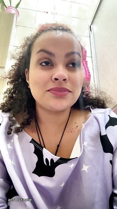 화장실과 방귀에서 우유에 관대하지 않은 소녀