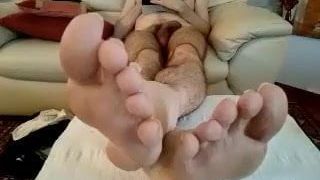 Solas e dedos grandes e perfeitos dos pés