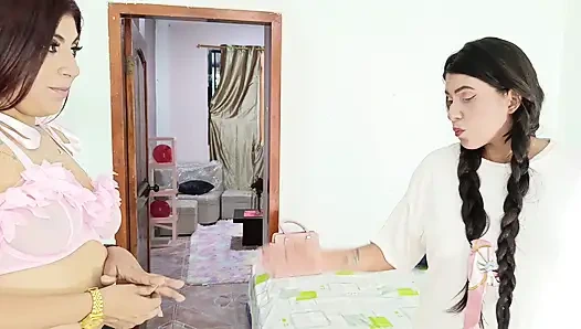 Güzel büyük memeli orta yaşlı seksi üvey anne sapık büyük götlü üvey kızıyla lezbiyen seks yapıyor