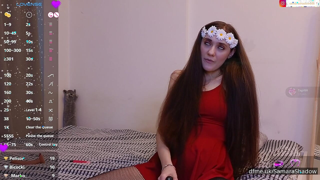 Nemravný chat, který mi připadá skutečný. Nadržená sólo dívka zábava, Paypig, štíhlé sexy nohy!