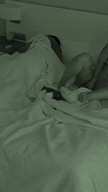 "Aldatan evli kadın kocasının yanında porno izliyor. Neredeyse yakalanıyor!!"