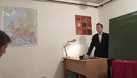 Amatör Fransız kızıl saçlı öğrenci öğretmen ve sınıf arkadaşı tarafından sert sikiliyor ve götten sikiliyor