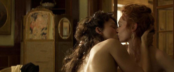 Keira Knightley, sexe lesbien à Colette sur scandalplanet.com