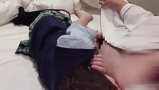 Моя киска покалывалась, так что я встала наверх и положила мой хуй в себя. Кримпай во время ношения униформы студентки. Любитель.