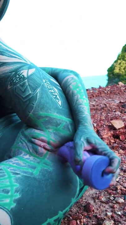 Masturbiram napolju u blizini mog anosa sa dildom | Klip 1