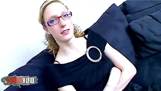 Starla-candy Starla candy, blonde französische mance bekommt ihren arsch von Terry Kemaco älter auf dem sofa gefickt