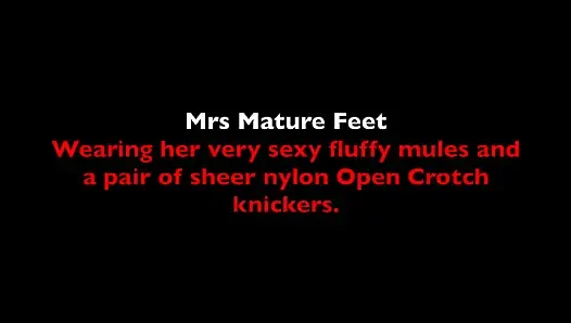 # 378 Frau reife füße tragen sexy fluffige pantoletten