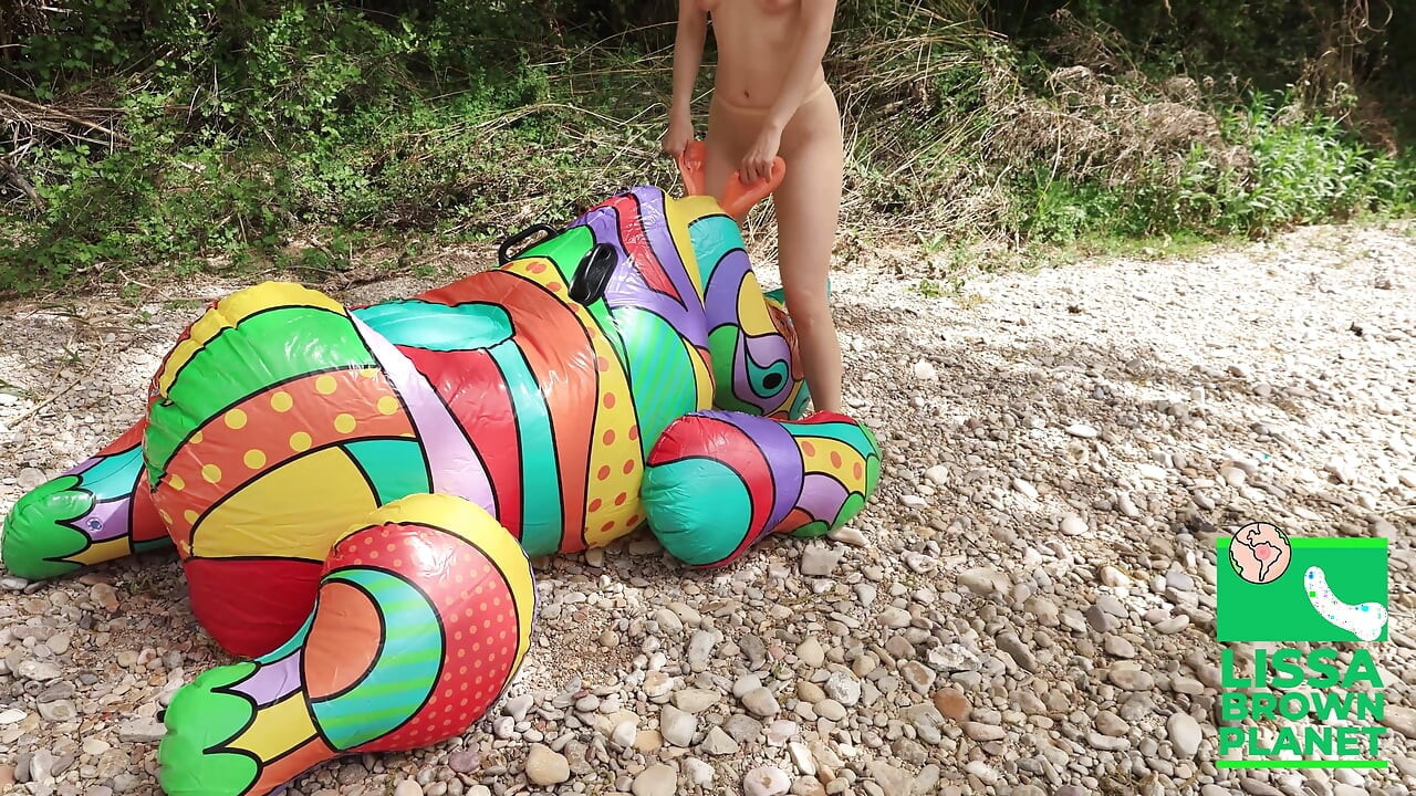 Inflatable Wildlife Explorer Arrives at the Inflatable Site It's Very Dangerous!