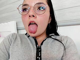 Sexy colombiana pavlova colucci com o rosto de uma garota inocente e usando óculos mostra sua buceta molhada e pegajosa