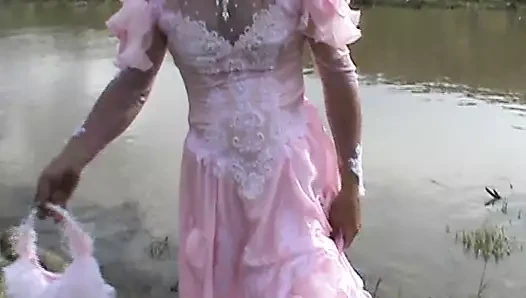 Bir gölde pembe elbise...