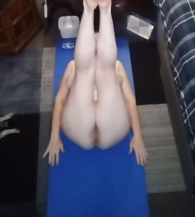 Wunderschönes heißes Mädchen macht nacktes Yoga für dich!