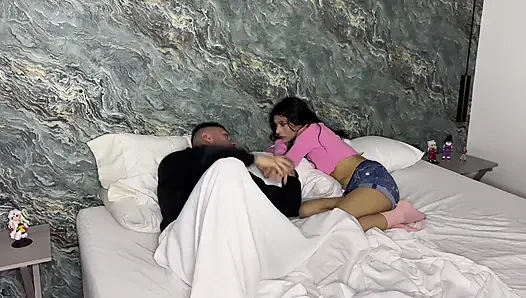 İki büyük penis, çift penetrasyonları seven Latina, sıkı bir vajina nüfuz ediyor Mellswhite