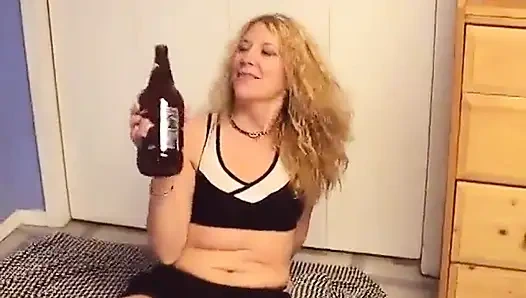 Sarışın orta yaşlı seksi kadın yatakta amıyla cam şişeye biniyor