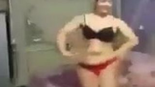 Moglie araba che balla in bikini in camera da letto