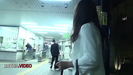 Tante seksi jav shiona suzumori lagi asik nyepong kontol sebelum didobel penetrasi