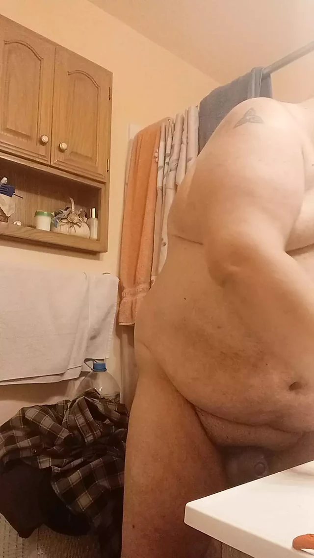 Mofo2121 shaves in the nude