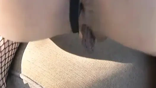 Sürtük esmerin ellerinde çok büyük bir siyah yarak var ve yutmakta zorlanıyor